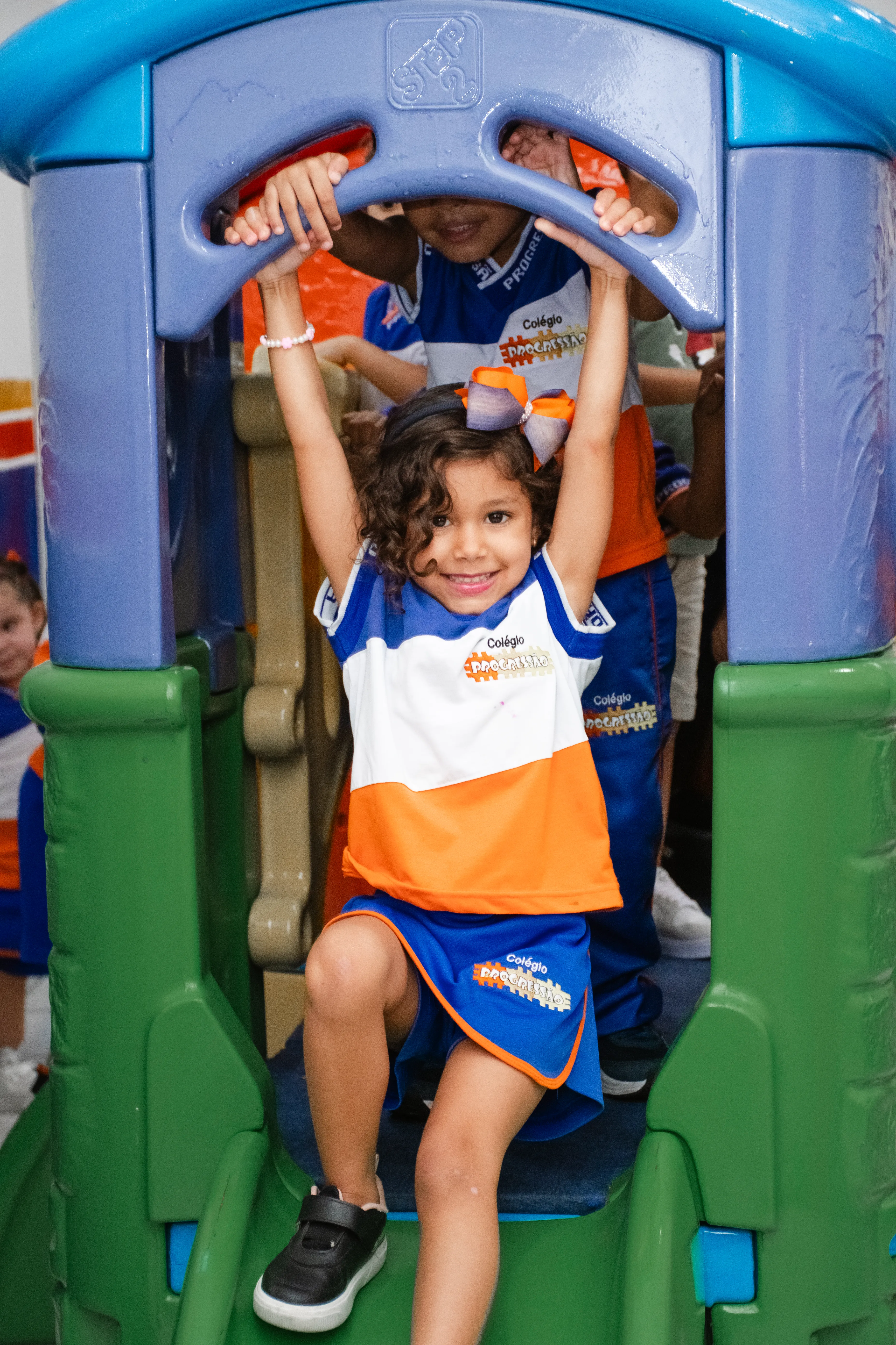 Alunos do Colégio Progressão em atividade escolar