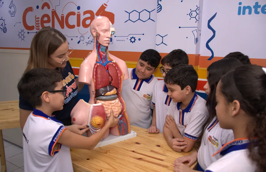 Alunos do Colégio Progressão em atividade escolar