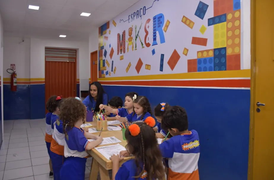 Alunos do Colégio Progressão em atividade escolar