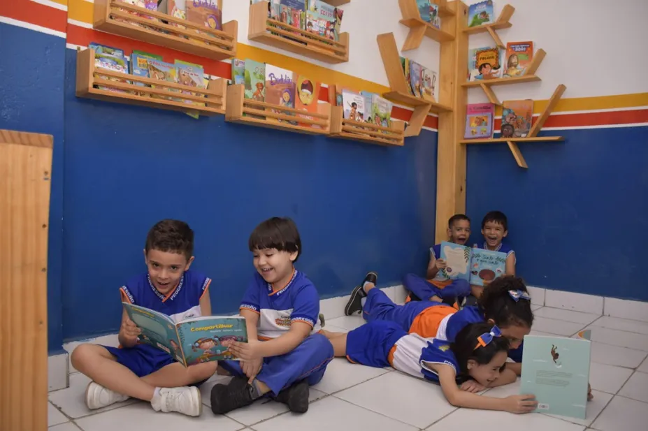 Alunos do Colégio Progressão em atividade escolar