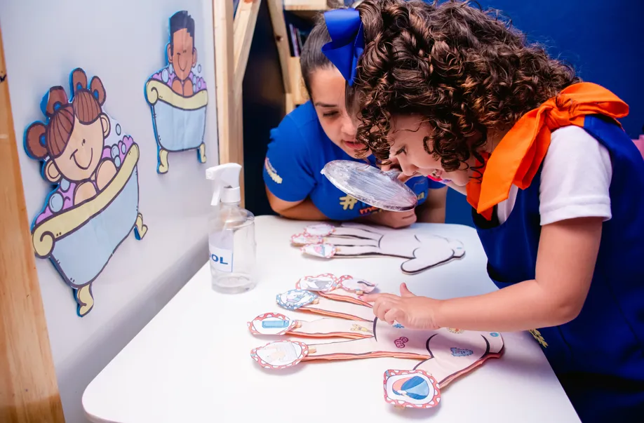 Alunos do Colégio Progressão em atividade escolar