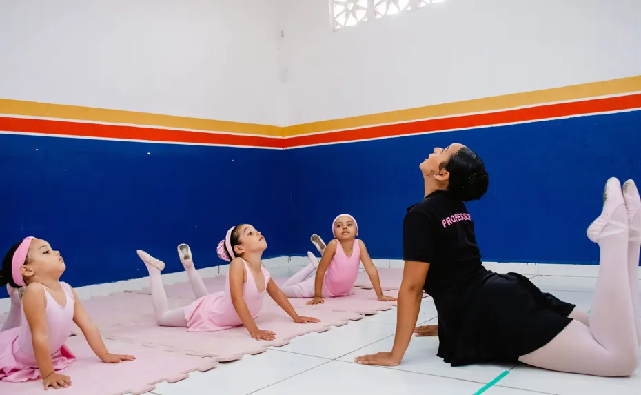 Alunos do Colégio Progressão em atividade escolar