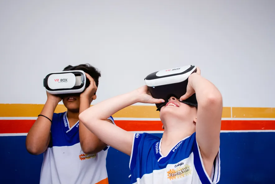 Alunos do Colégio Progressão em atividade escolar