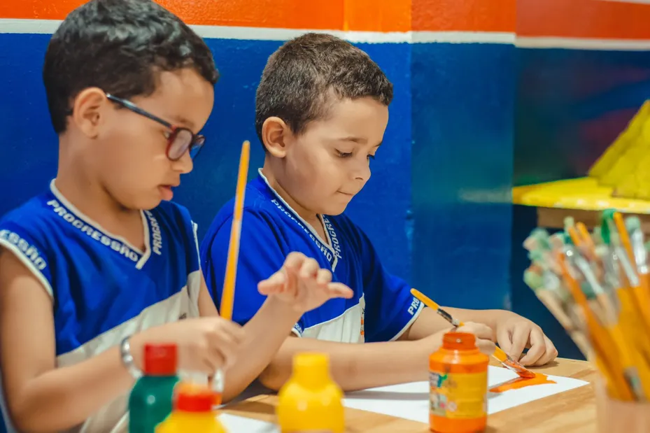 Alunos do Colégio Progressão em atividade escolar