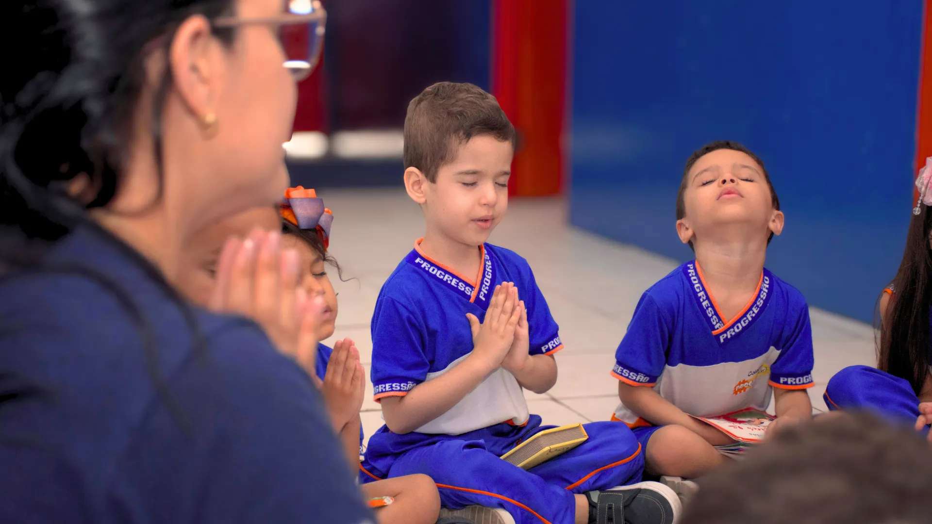Alunos do Colégio Progressão em atividade escolar