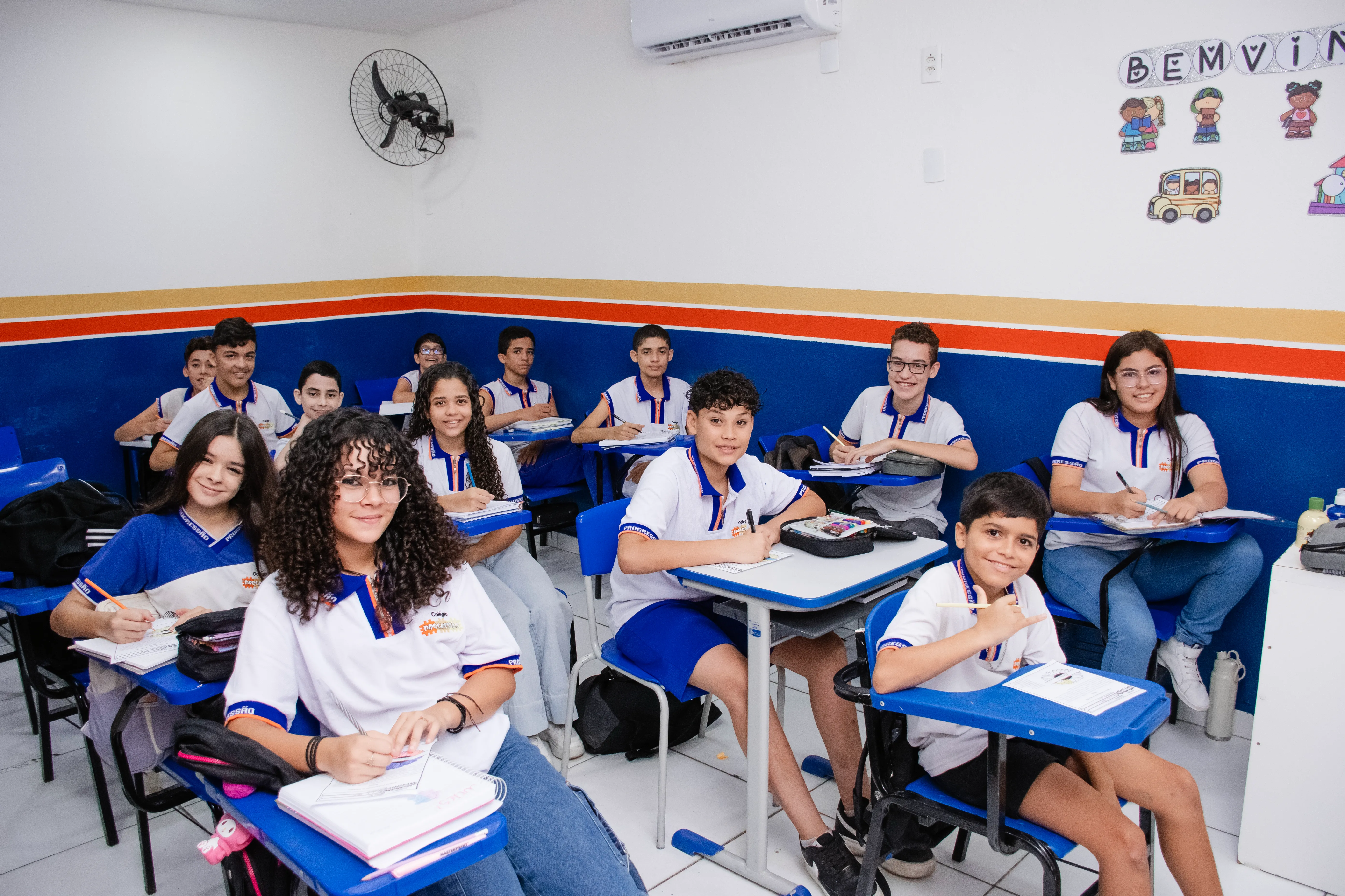Alunos do Colégio Progressão em atividade escolar