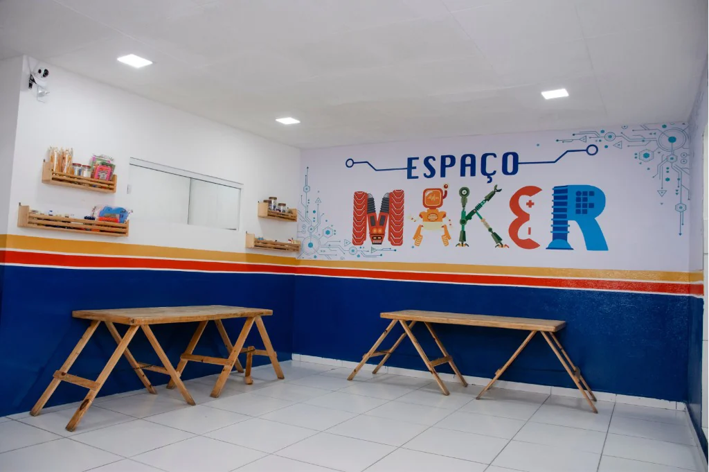 Mural e bancada do Espaço Maker